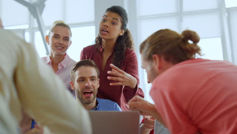 Erfolgreiche-Menschen,-Die-Im-Laptop-Büro-Arbeiten.-Kreative-Kollegen-Diskutieren-Ideen.