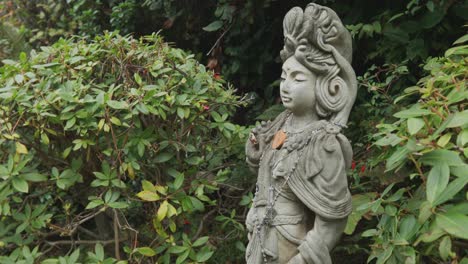 foto fija de la estatua budista de la divinidad de la compasión