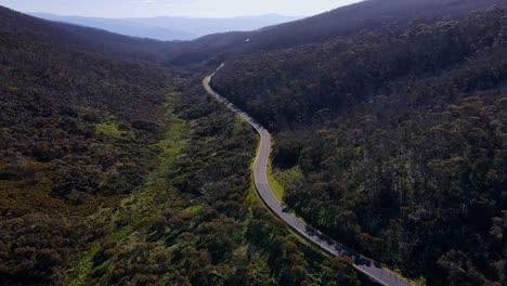 camino alpino a través de las exuberantes montañas en el parque nacional kosciuszko cerca de cabramurra, nsw, australia