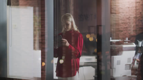 Mujer-De-Negocios-Profesional-Usando-Una-Tableta-Digital-Mientras-Está-De-Pie-En-Una-Oficina-Moderna-En-Cámara-Lenta