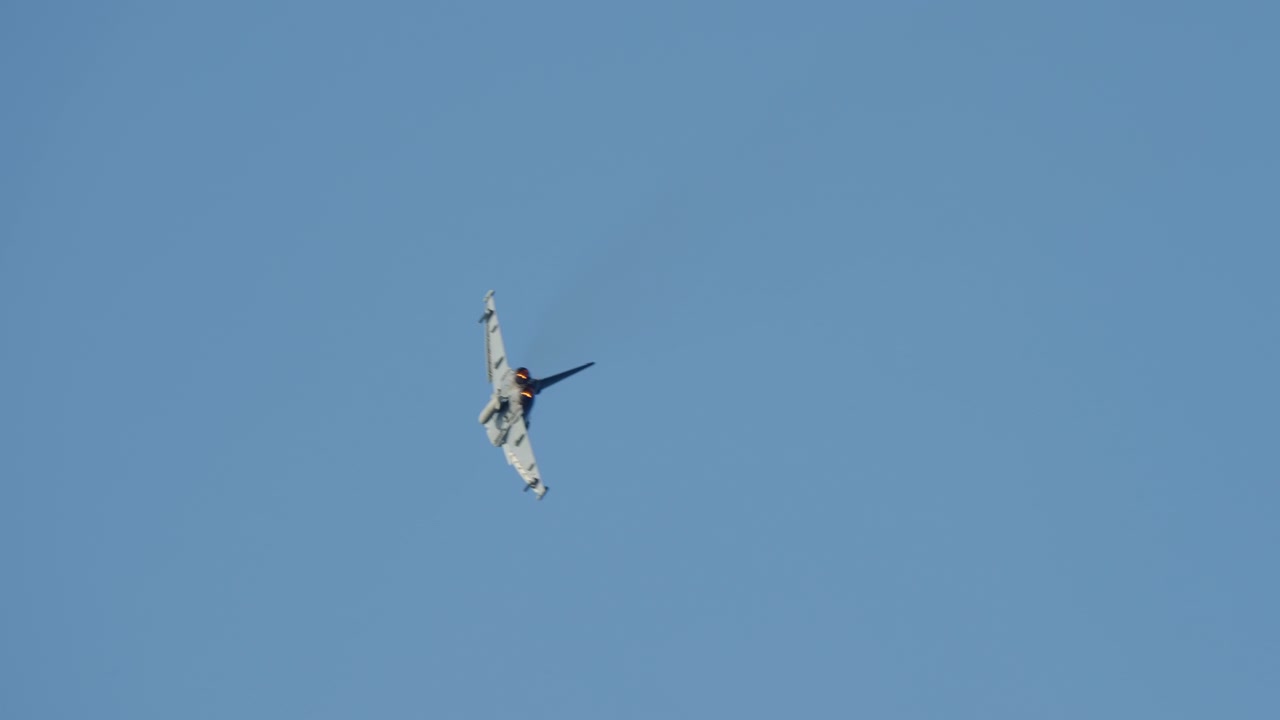 Poderoso Caça Eurofighter Typhoon Voando no Céu Azul