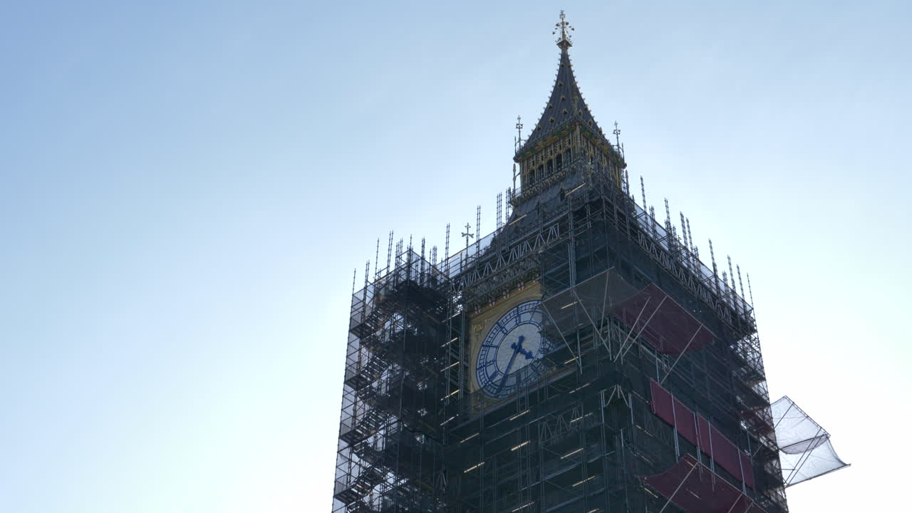 big ben en construcción cubierto de andamios, famosa torre del reloj en londres, inglaterra