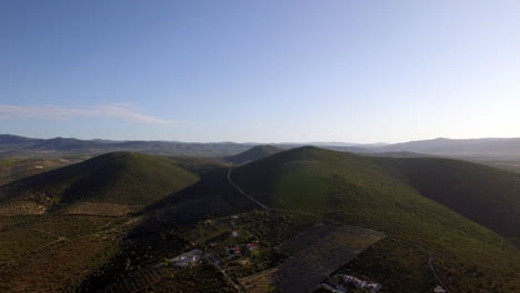 escena natural aérea de colinas verdes y tierras de cultivo de grecia