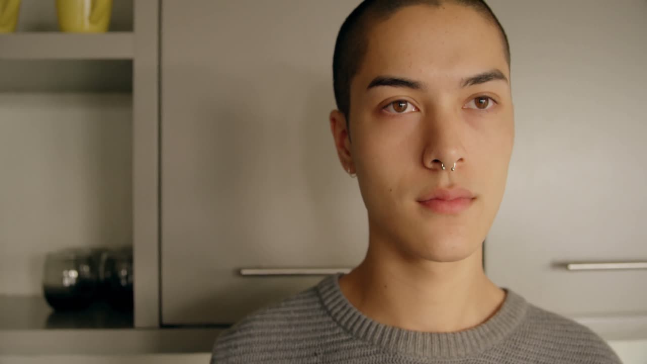 집에서 주방에서 사려 깊은 남자 4k