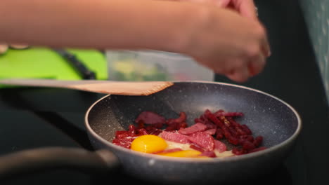 preparando un delicioso desayuno