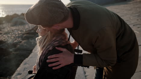 Una pareja enamorada en la playa.