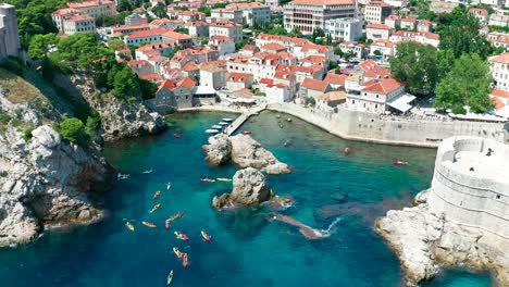 veduta aerea di dubrovnik con kayak, croazia