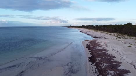 gente caminando por la playa al atardecer - busselton beach, australia occidental