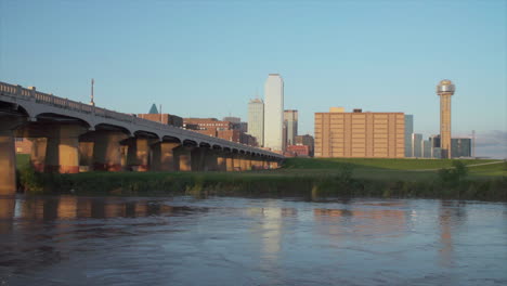 Skyline-Von-Dallas-Mit-Dem-Trinity-River-Im-Vordergrund-Bei-Sonnenuntergang