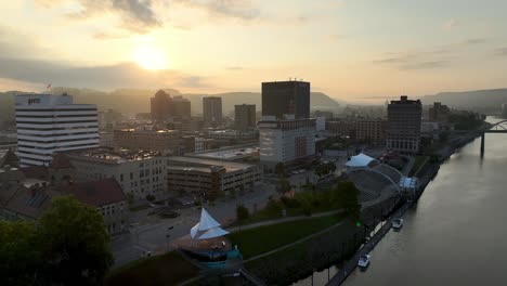 Luftauszug-Bei-Sonnenaufgang-In-Charleston,-West-Virginia