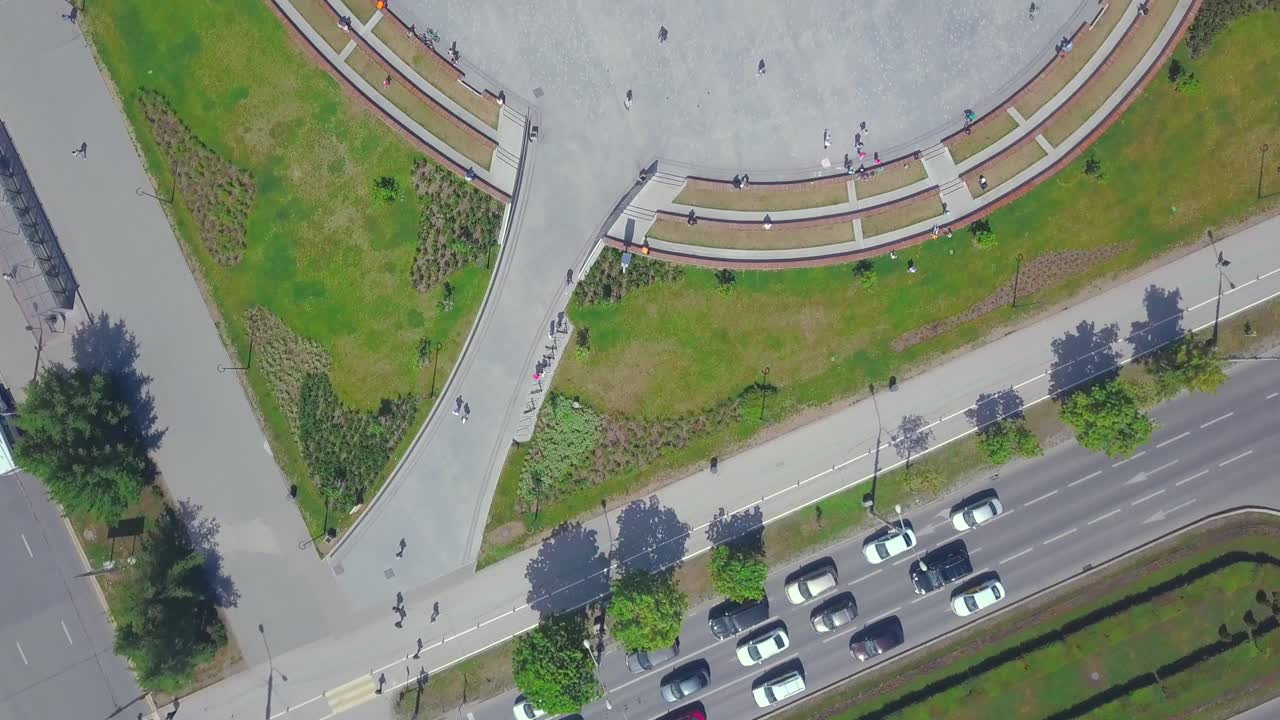 Veduta aerea di un parco cittadino con persone