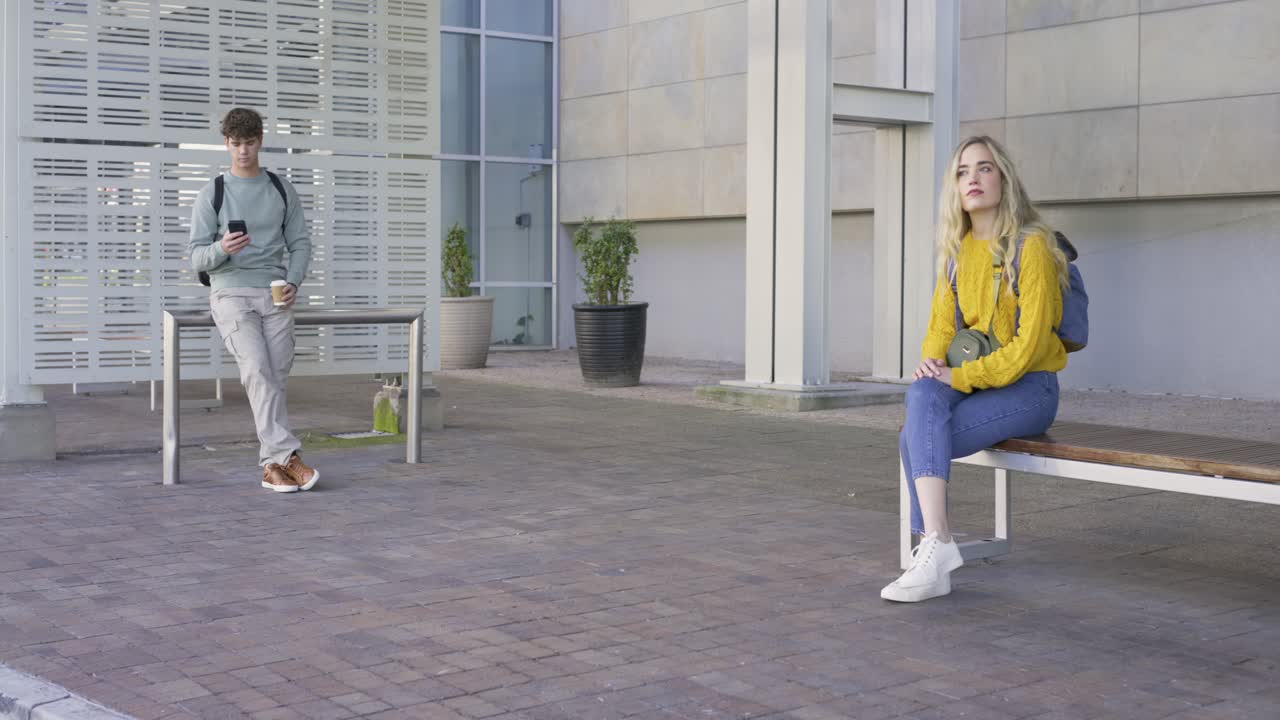 Des étudiants d'origines diverses sur une place, un homme sirotant un café après avoir vérifié son téléphone et se dirigeant vers des portes, une femme observant.