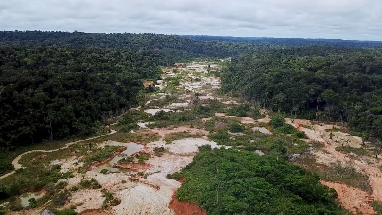 imágenes aéreas sobre la enorme mina de oro en el amazonas.