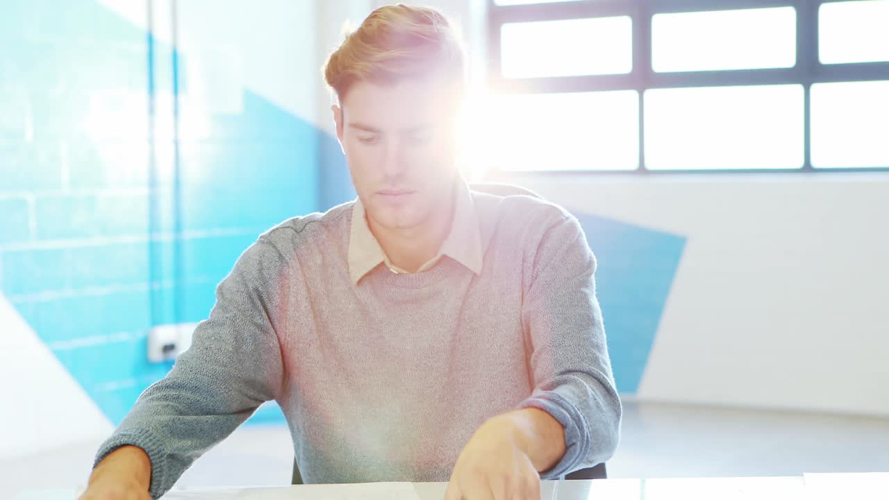 디지털 태블릿을 사용 하고 문서를 보는 사람