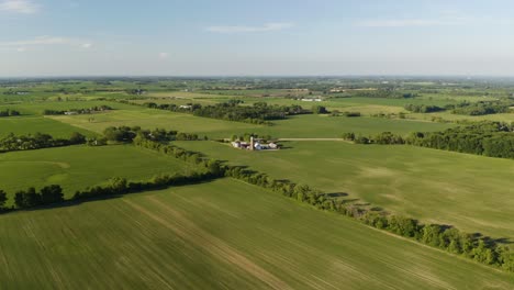 hiperlapso aéreo muy por encima del paisaje de la granja rural en una hermosa tarde de verano