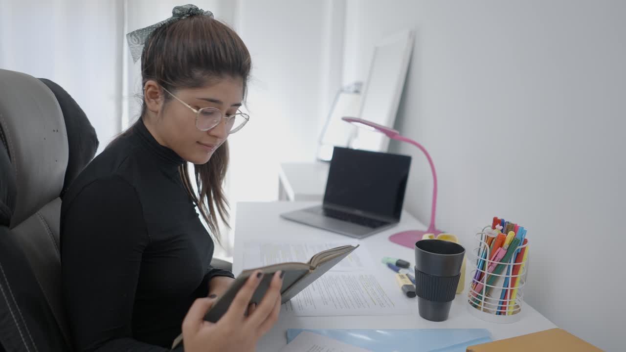mujer joven estudiando en casa
