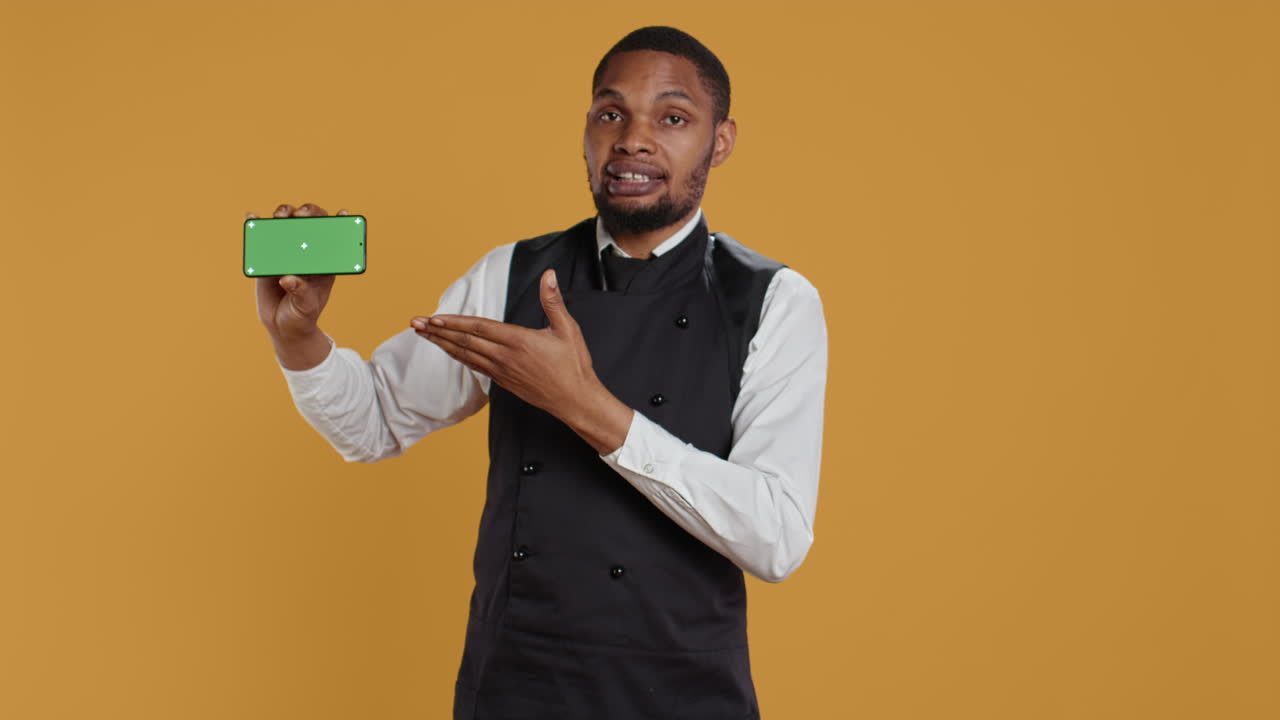 Tjener med professionalisme holder en telefon med isoleret mockup display