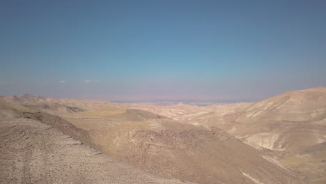 Antena-De-Sobrevuelo-De-Avance-Lento-De-Las-Montañas-Del-Desierto-De-Judea-Antes-Del-Atardecer