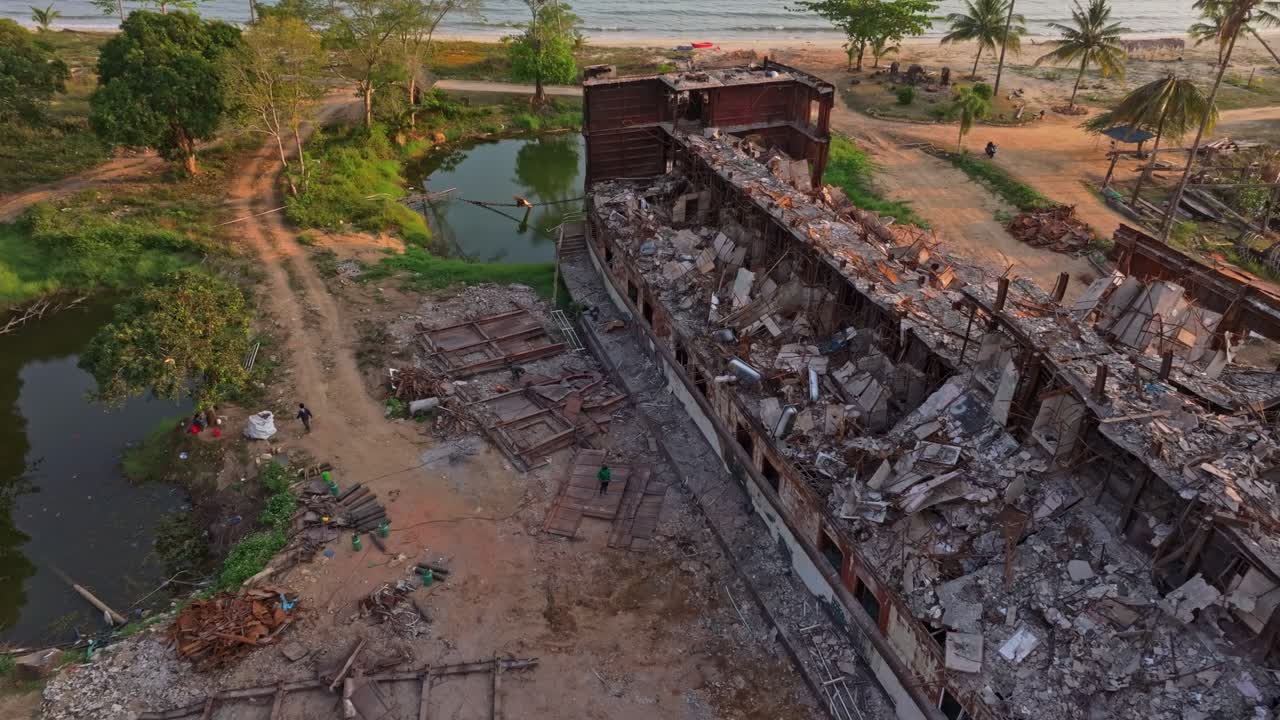 Grandezza sbiadita di una vecchia nave albergo al crepuscolo, Thailandia.