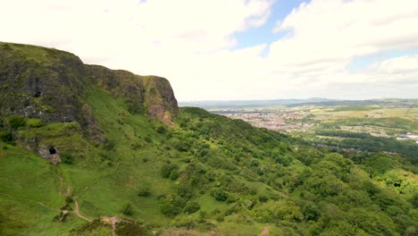 fotografía aérea de cavehill en el norte de belfast, ni en un día soleado