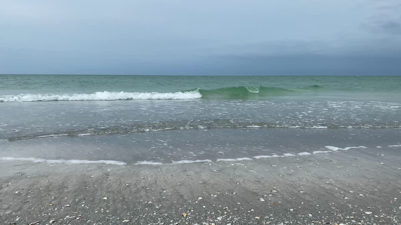 파도가 밀려오는 모래사장에서 여유로운 하루