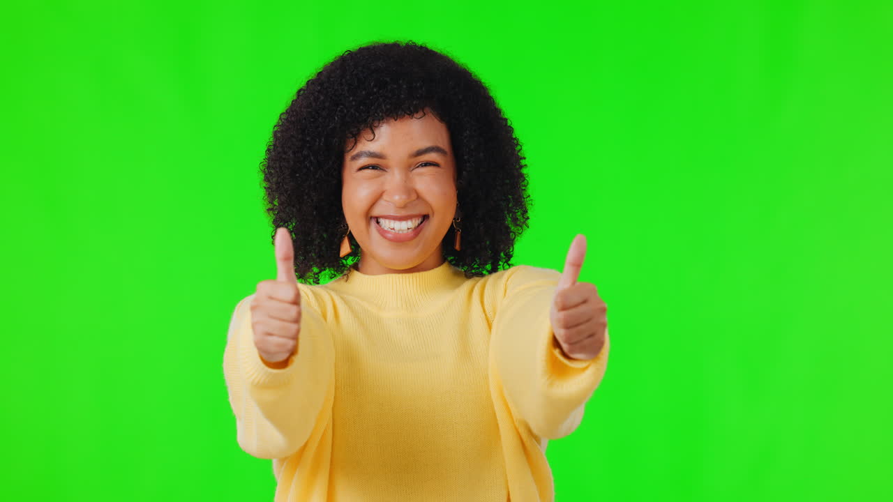 pulgares hacia arriba, feliz y rostro de mujer en la pantalla verde