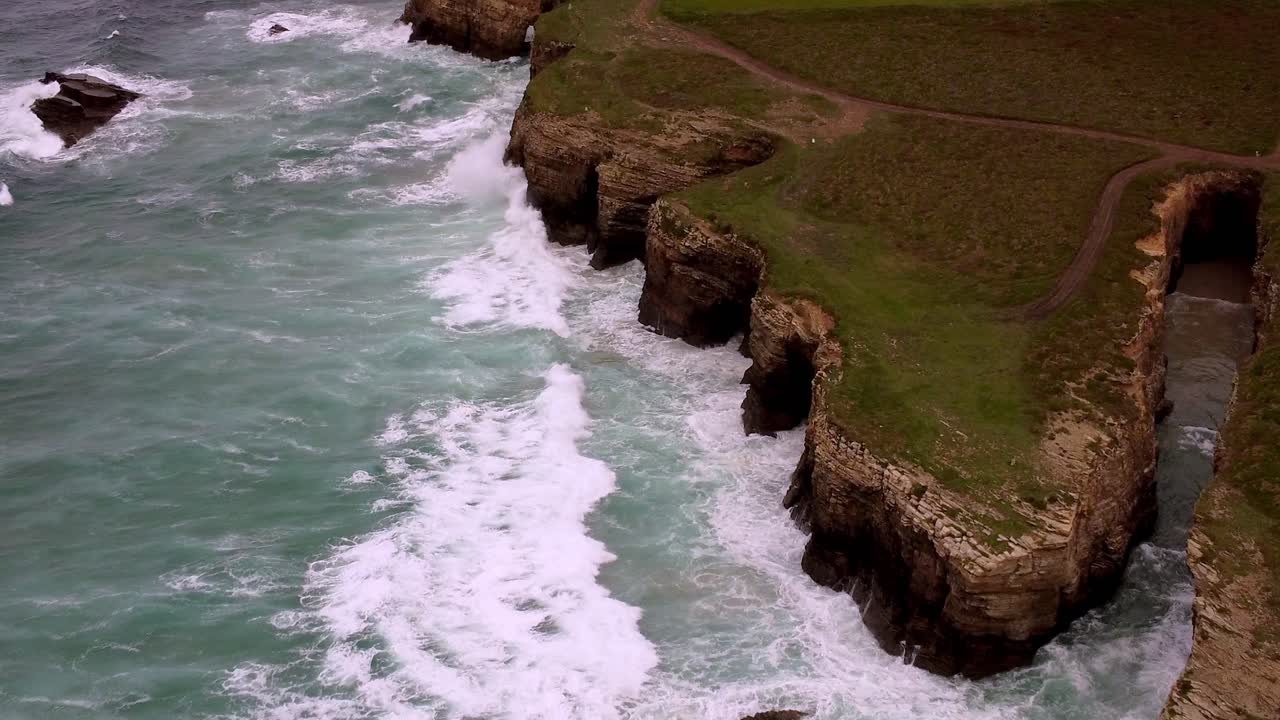 vista aérea de la playa de as catedrais atracción turística natural en galicia norte de españa