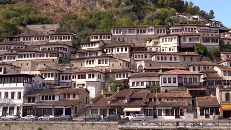 panorámica lenta a través de casas icónicas en berat albania con tráfico