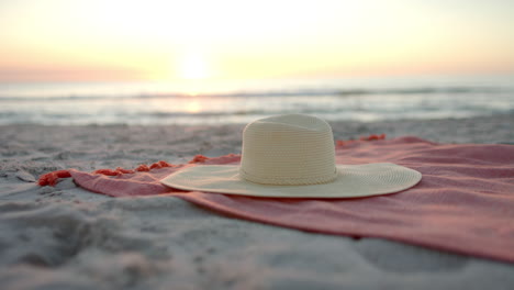 Ein-Abwechslungsreicher-Sonnenhut-Ruht-Bei-Sonnenuntergang-Auf-Einem-Strandtuch,-Mit-Platz-Zum-Kopieren