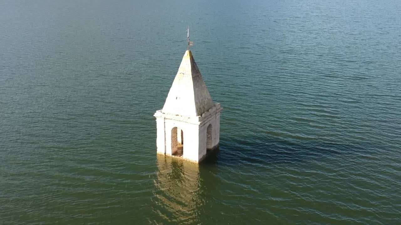 중앙에 교회가 있는 카탈로니아의 사우 저수지의 공중 전망