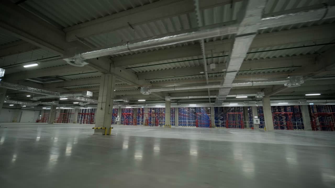 Byggeproces af et stort, moderne lager med flere garageporte for nem adgang og transport af varer