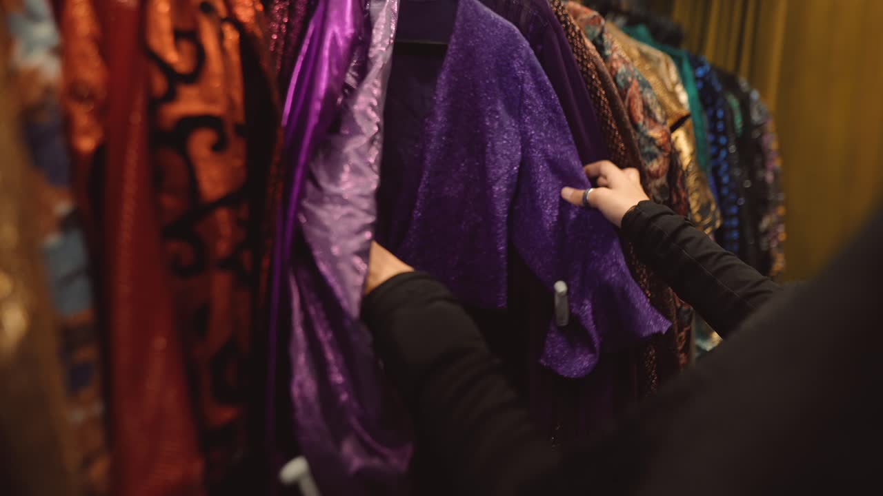 옷장 위에 있는 옷