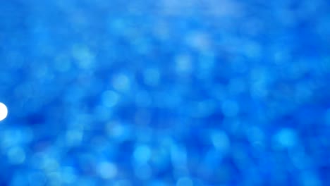 fondo borroso de la superficie del agua en la piscina