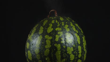 una sandía entera con un vapor fresco.