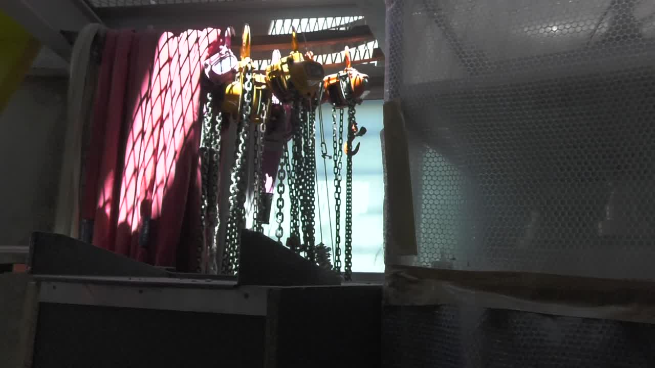 알마 천문대의 망원경 내부에 매달려 있는 일부 포토제닉 체인의 와이드 샷