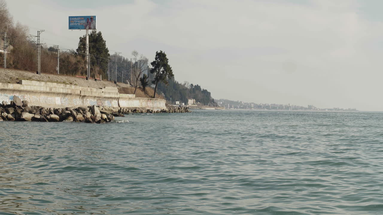 vista de la costa con publicidad