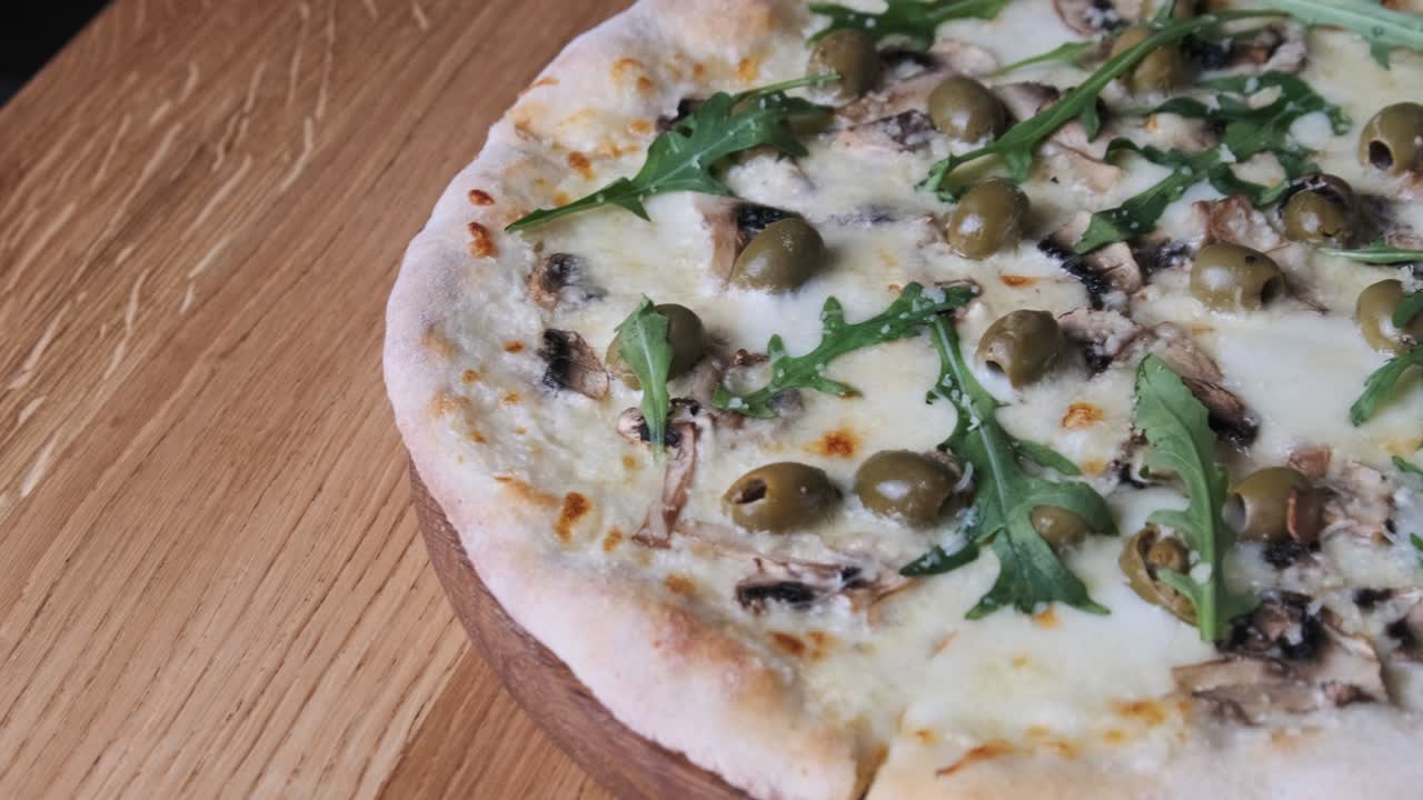 레스토랑 의 나무 테이블 에 식욕 이 뜨거운 피자