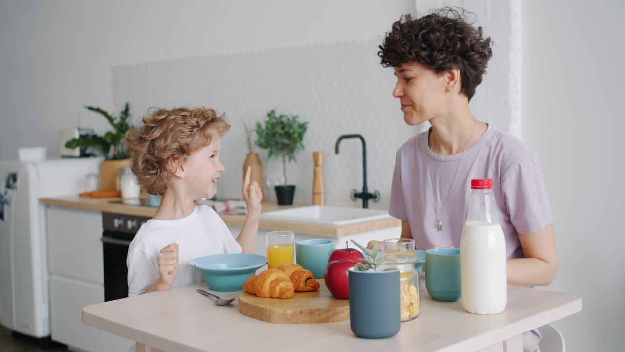 madre e hijo disfrutando del desayuno juntos