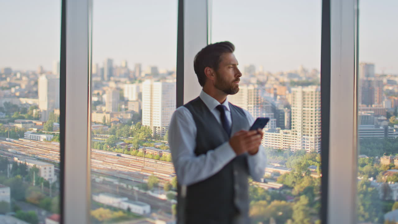 ejecutivo pensativo escribiendo sms en cityscape. hombre corporativo jefe mensajería en línea