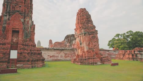 Los-Templos-De-Ayutthaya-Exhiben-Arquitectura-Histórica-En-Un-Impresionante-Día-Tailandés.