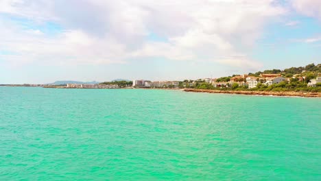 Pov-bootsfahrt-Mit-Schnellboot-Auf-Wunderschönem-Türkisfarbenem-Meer-Entlang-Der-Küstenlinie-Der-Gemeinschaft-Alcossebre-Valencia-In-Spanien,-Europa