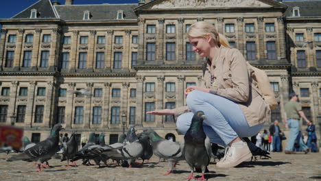 Mujer-Está-Alimentando-Palomas-Amsterdam