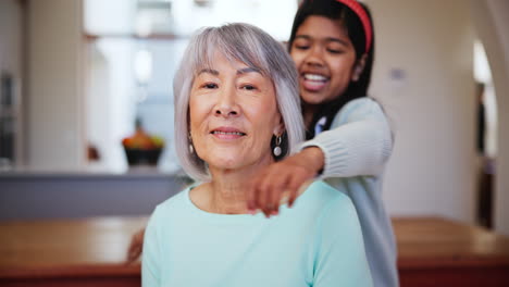 Cara,-Sonrisa-Y-Niño-Abrazan-A-La-Abuela-En-Casa