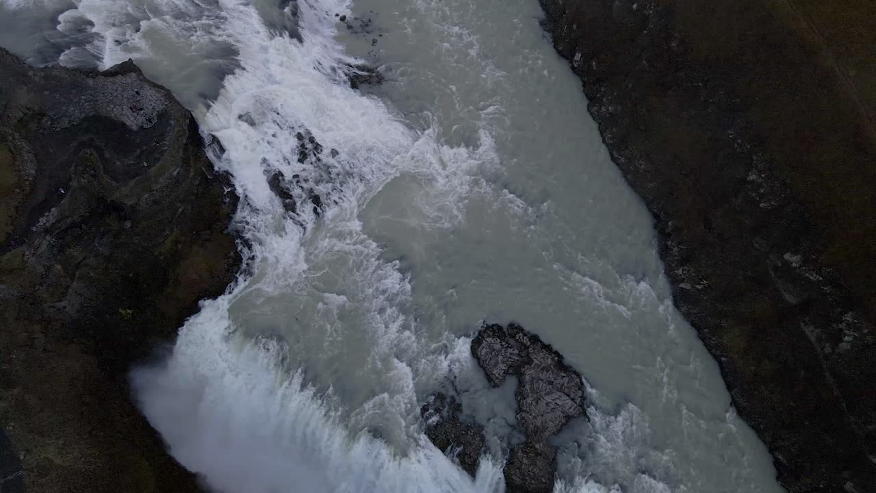 무인 항공기가 gullfoss 폭포 위로 기울어져 아이슬란드의 설정 샷으로 전환됩니다.