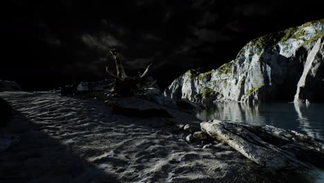 fiordo con nubes oscuras de tormenta