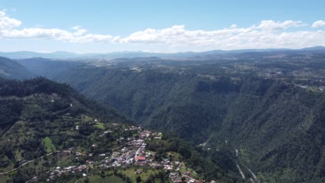 ciudad de zacatlán, puebla, méxico, disparo de dron