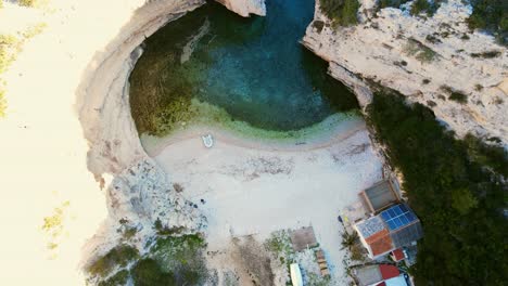 una toma aérea de la playa stiniva, en la isla vis, croacia