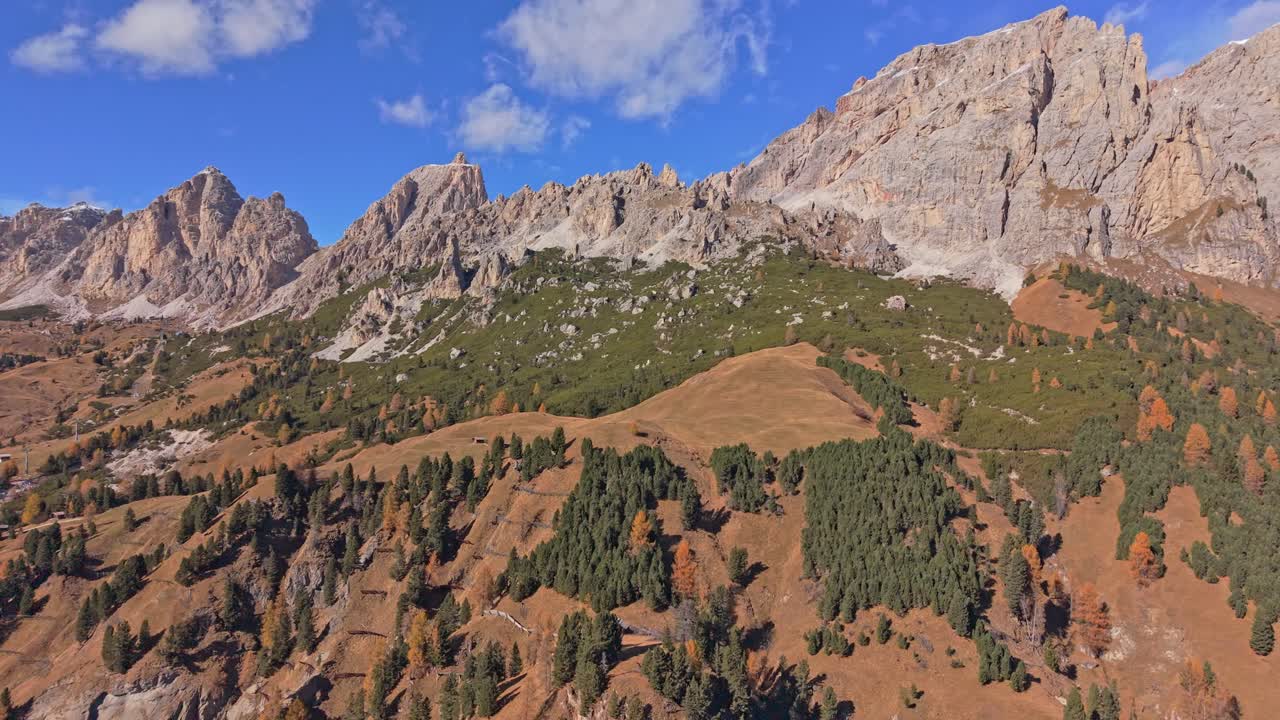 Veduta dall'alto di villaggi delle Dolomiti tra alberi dorati, Italia
