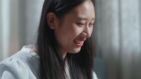스무시 나 차 를 마시는 여자