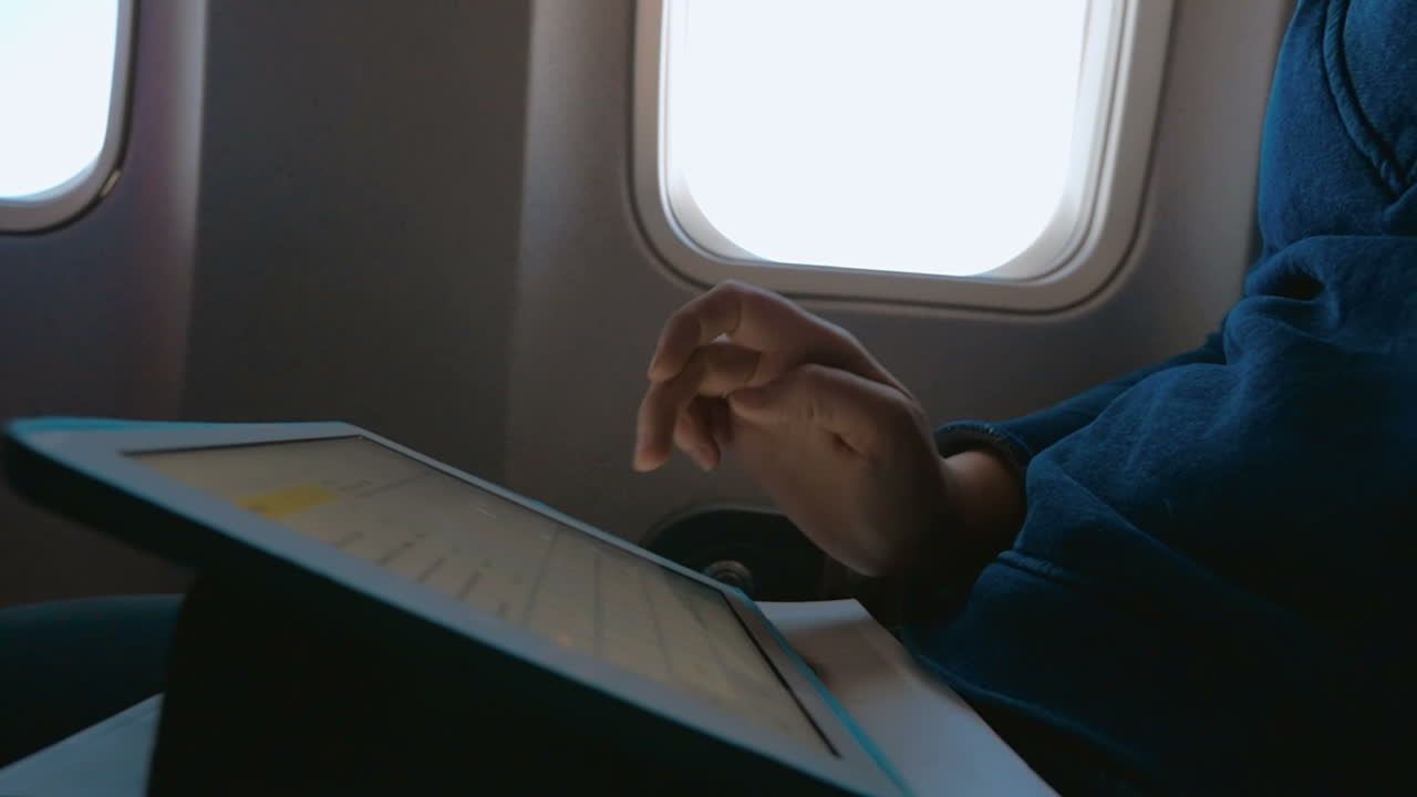 그녀는 항상 친구들과 대화 할 준비가되어 있습니다.